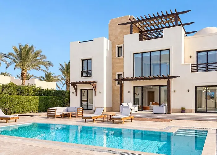 Villa Ollystays Luxury 4br, Heated Pool Villa, Ancient Sands! Kite Surfing Haven Hurghada