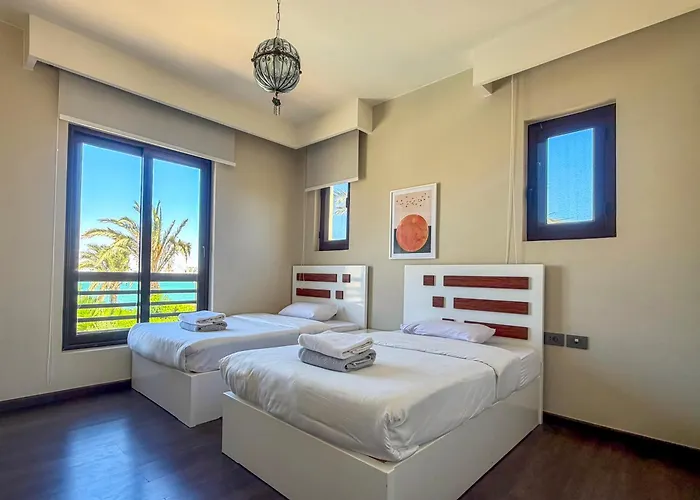 Ollystays Luxury 4br, Heated Pool Villa, Ancient Sands! Kite Surfing Haven