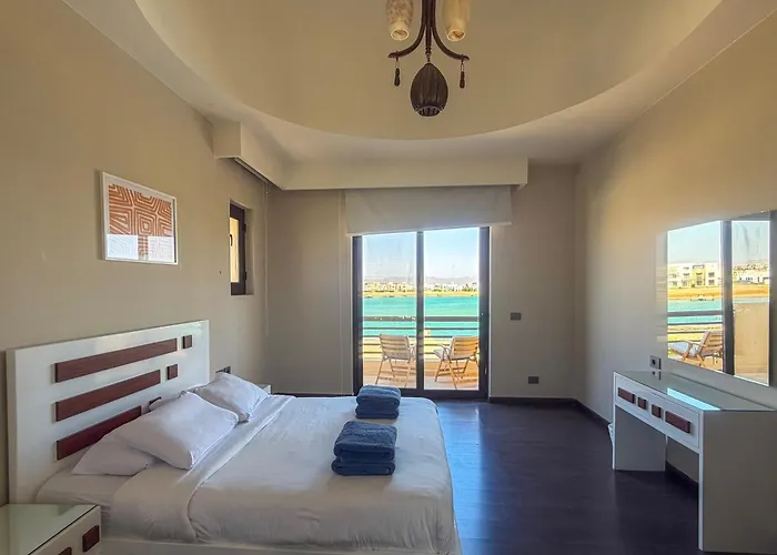 Villa Ollystays Luxury 4br, Heated Pool Villa, Ancient Sands! Kite Surfing Haven *