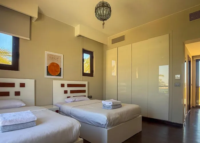 Ollystays Luxury 4br, Heated Pool Villa, Ancient Sands! Kite Surfing Haven *