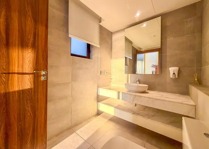 Villa Ollystays Luxury 4br, Heated Pool Villa, Ancient Sands! Kite Surfing Haven